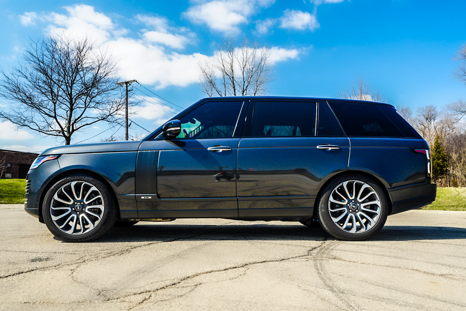 Side profile of Range Rover Autobiography – 22-inch alloy wheels and privacy glass