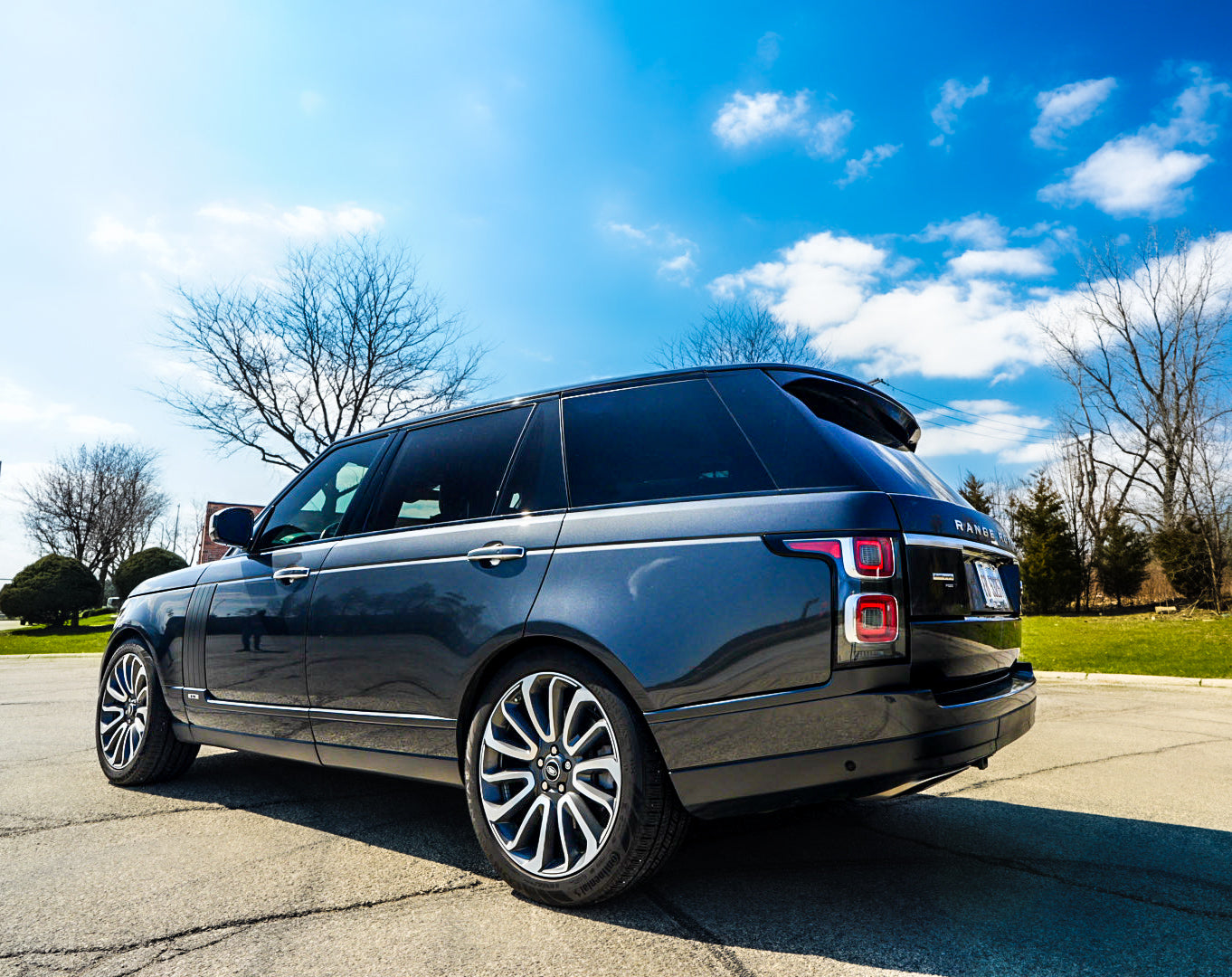 Side profile of Range Rover Autobiography – 22-inch alloy wheels and privacy glass