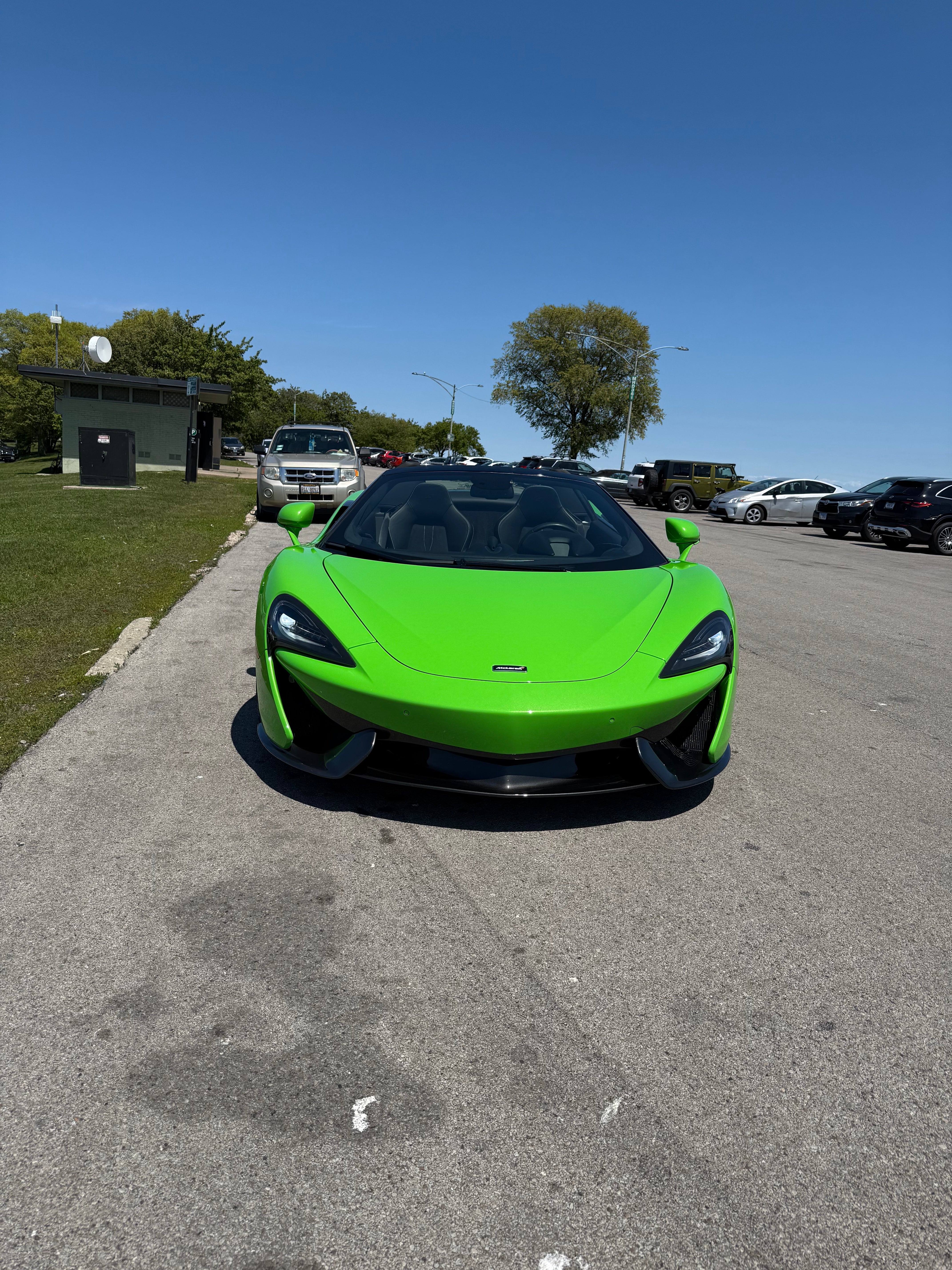 McLaren 570S interior cabin – luxury carbon-fiber cockpit